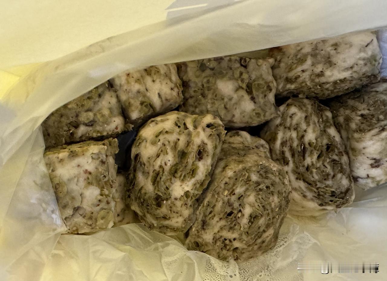 今天早上起床比较早。
昨天计划去外甥女（小姑子女儿）家，睡觉前就把榆钱摘好，洗净