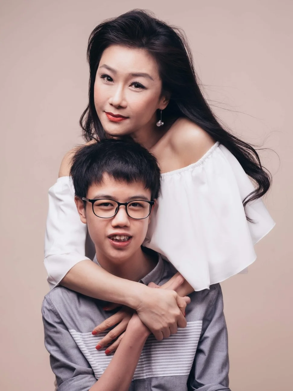 54岁女神哭诉养子术后忘记她！为百万医药费漂泊10年 	 54岁的张慧...