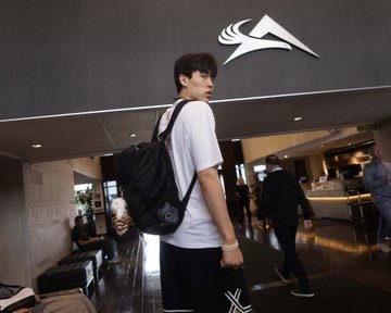 杨瀚森乘坐开拓者专机飞往波特兰报道。杨瀚森第16顺位被开拓者选中 ​​​