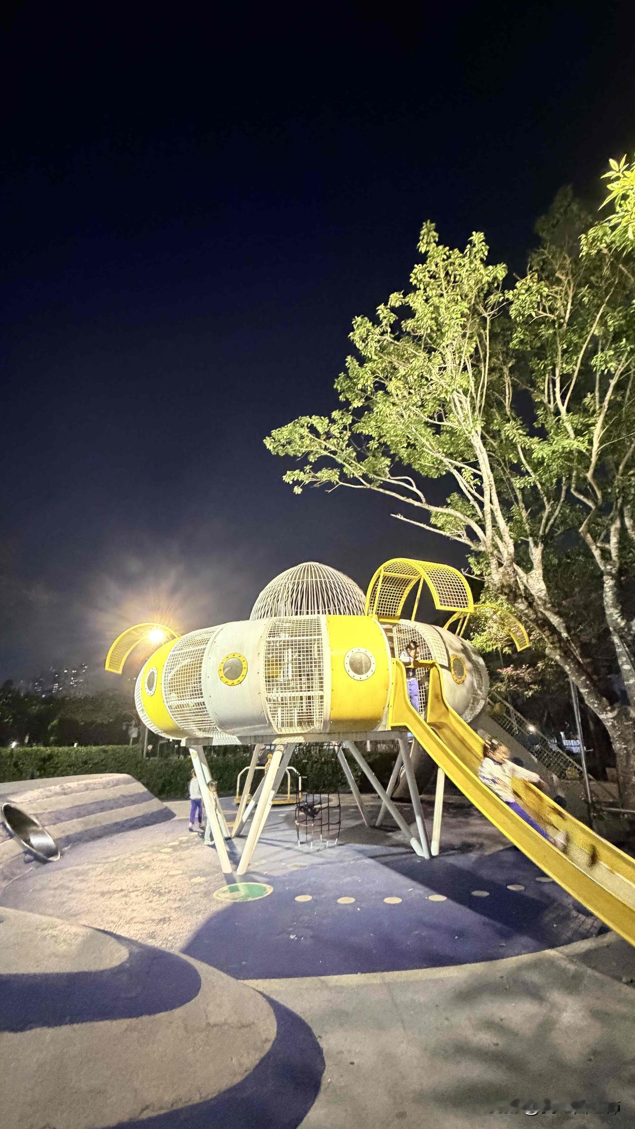 发生在我身边的命案
我小学在深圳郊区，当时在我们街道只有一所小学，但后面我上小学