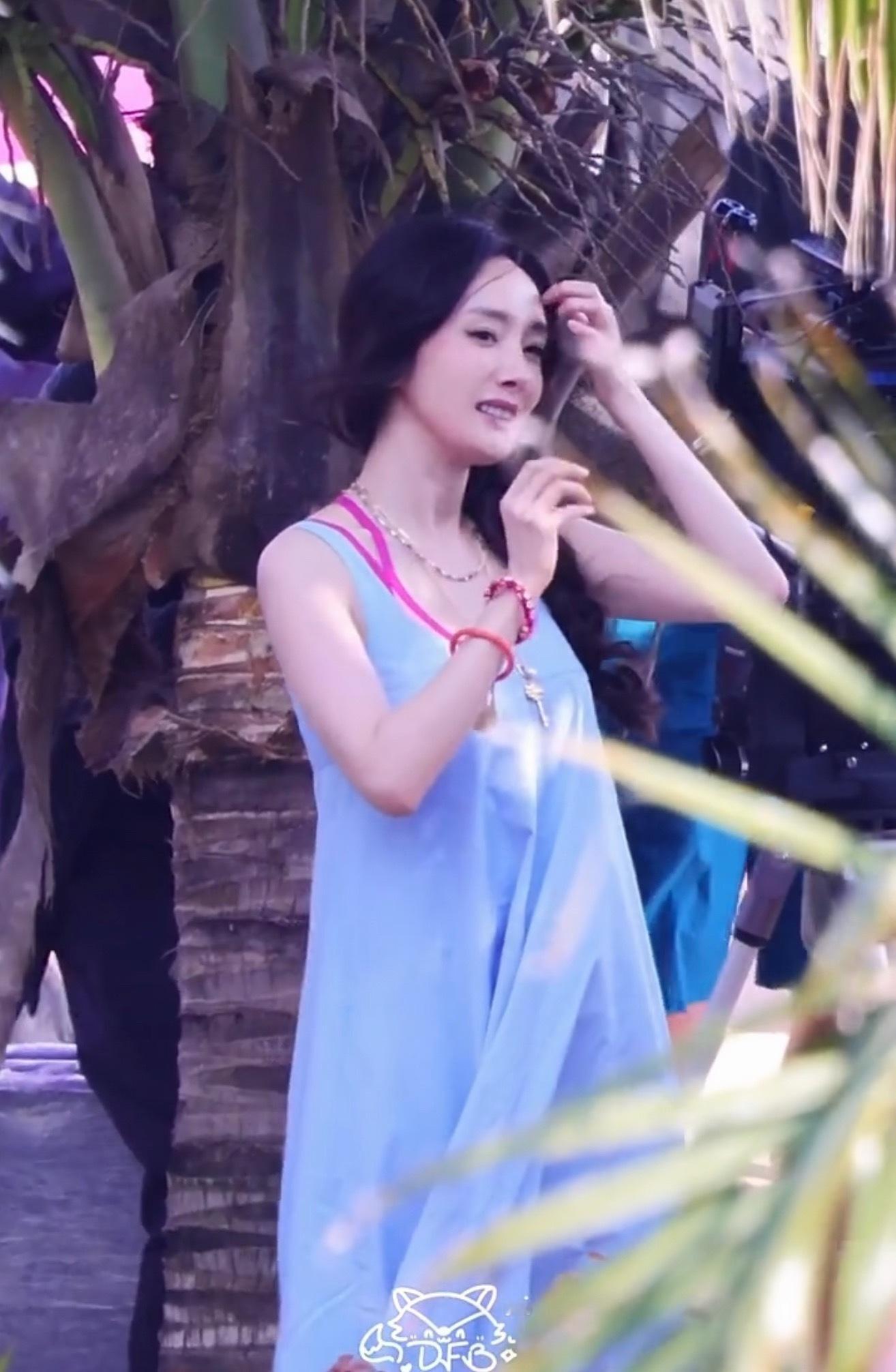 杨幂侧麻花辫➕蓝粉色吊带裙造型好美，邻家小姐姐即视感。 