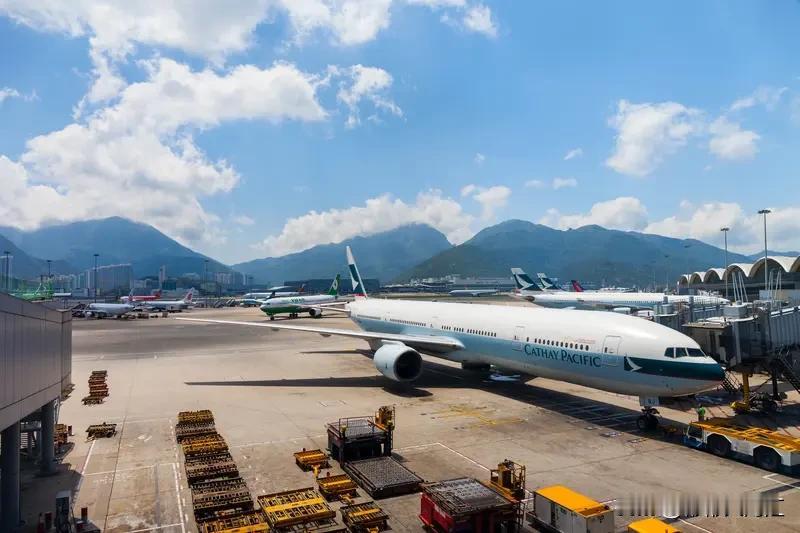 20日凌晨，香港国际机场出大事了。一架从阿联酋迪拜抵港的B744货机（航班编号U