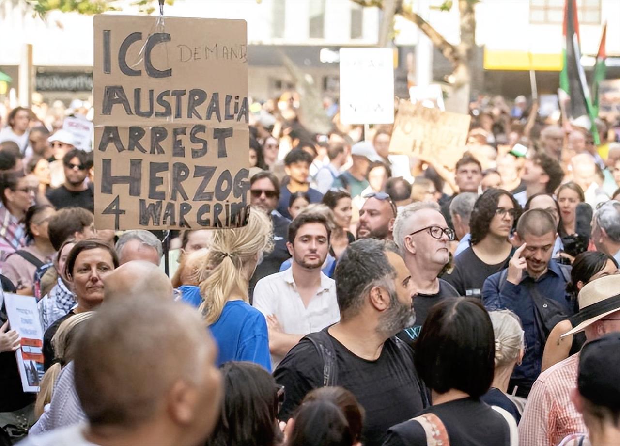 这就尴尬了，以色列总统赫尔佐格前脚踏上澳洲土地，后脚就把整个澳洲搅了个天翻地覆，