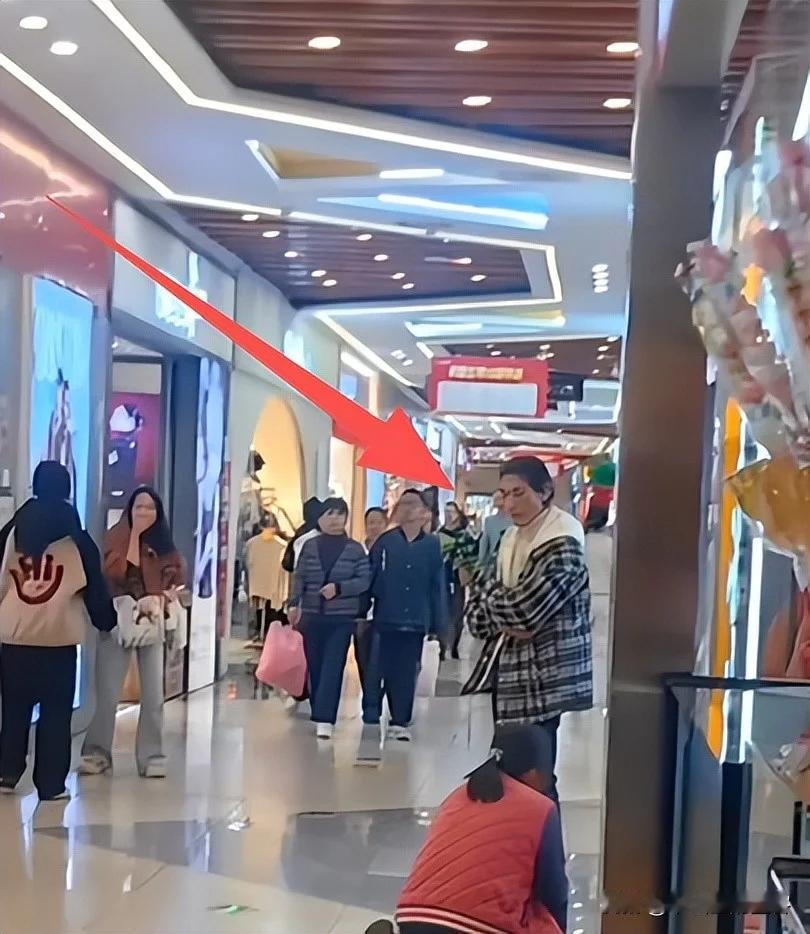 近日，湖北一家商场里，一名女子在众目睽睽之下，给丈夫下跪。这是什么情况？
有人说