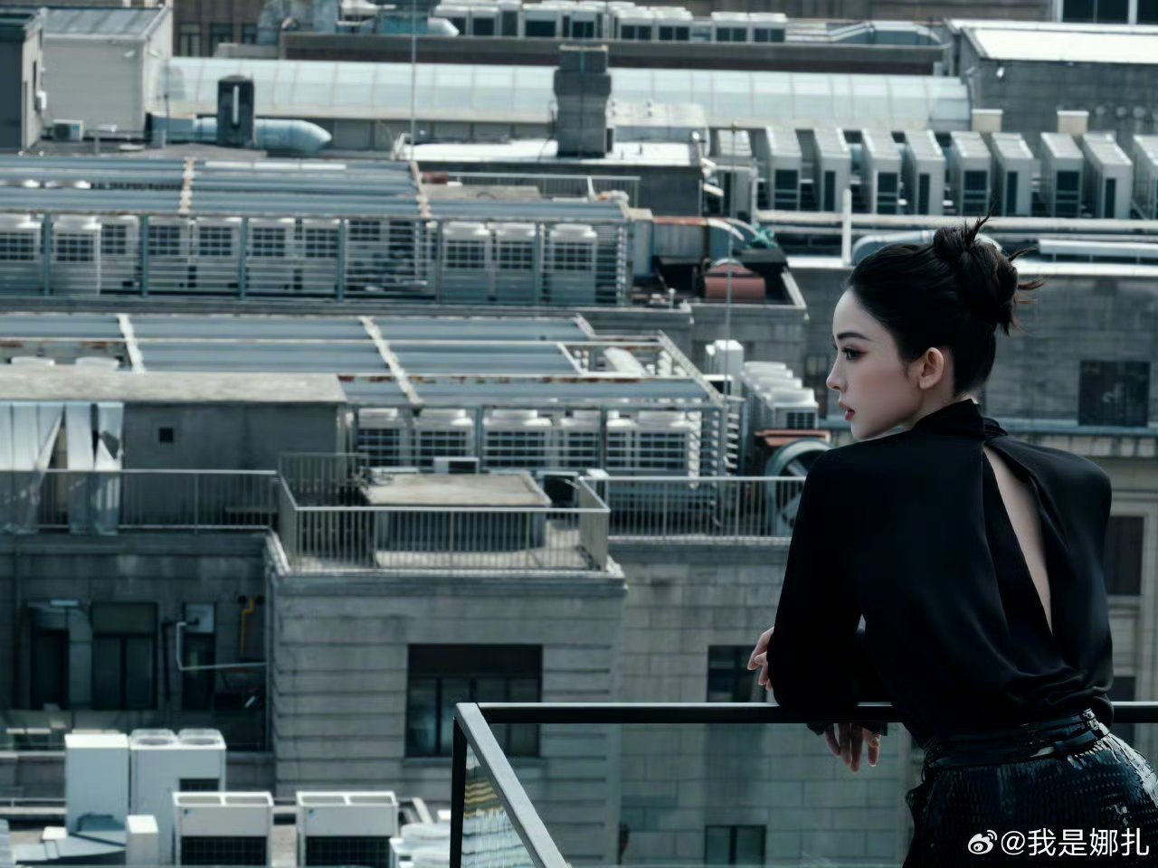 娜扎今日look今日份娜扎是暗黑系大美人！蛇皮黑裙简直美哭我！不愧是内娱颜值天花