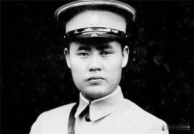 新中国刚成立那会，周总理收到一批各部委送来的文件，翻着翻着，他的眉头渐渐皱了起来