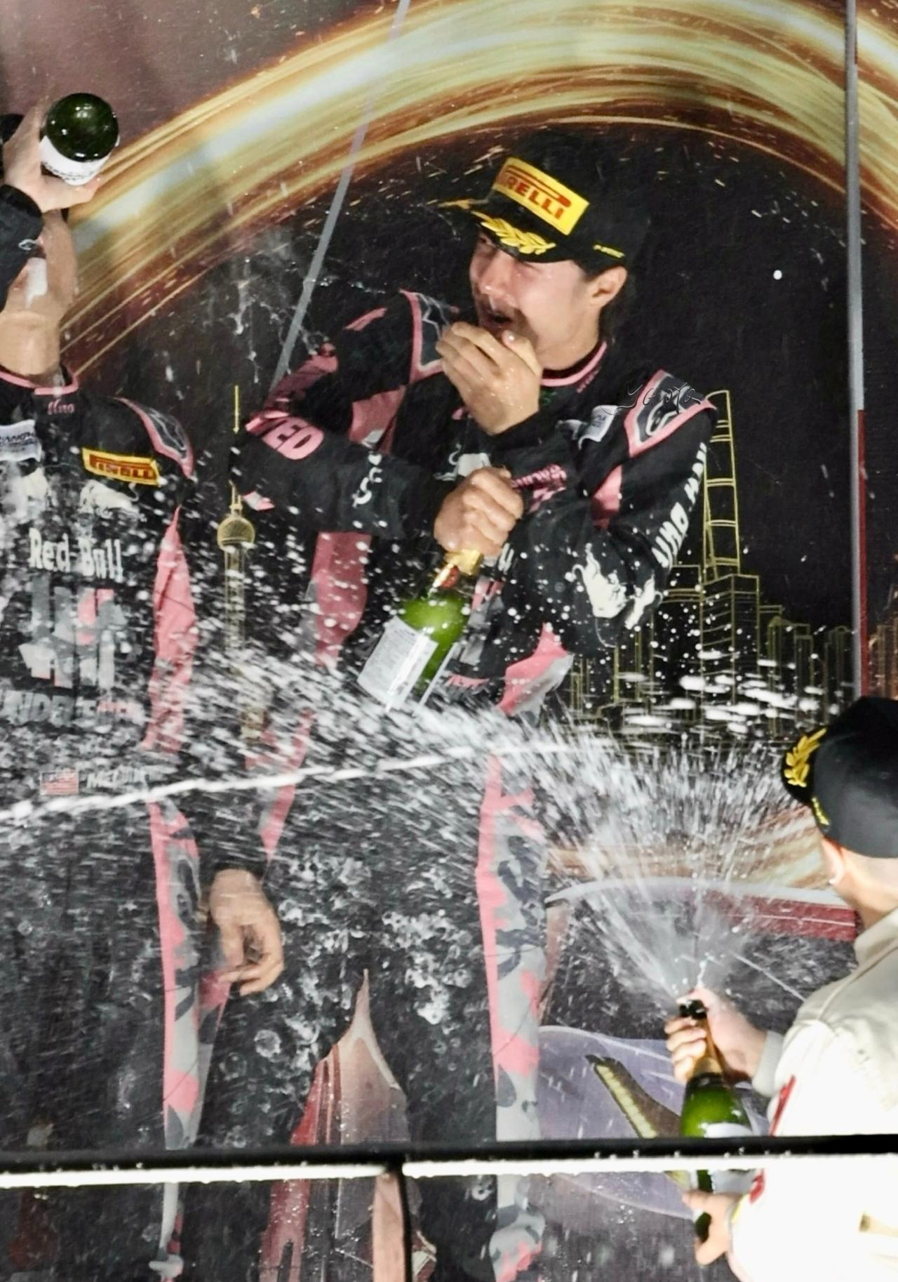 上线就看见博哥被喷了一身一脸的香槟🍾
恭喜博哥又添奖杯一枚🏆
 王一博领奖喷