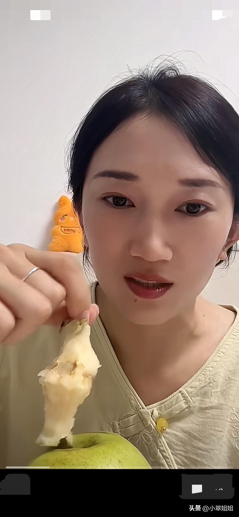 林丽直播卖梨，画着淡淡的妆容，也开了美颜，不再素颜了！看着气色不错！
又有黑粉不