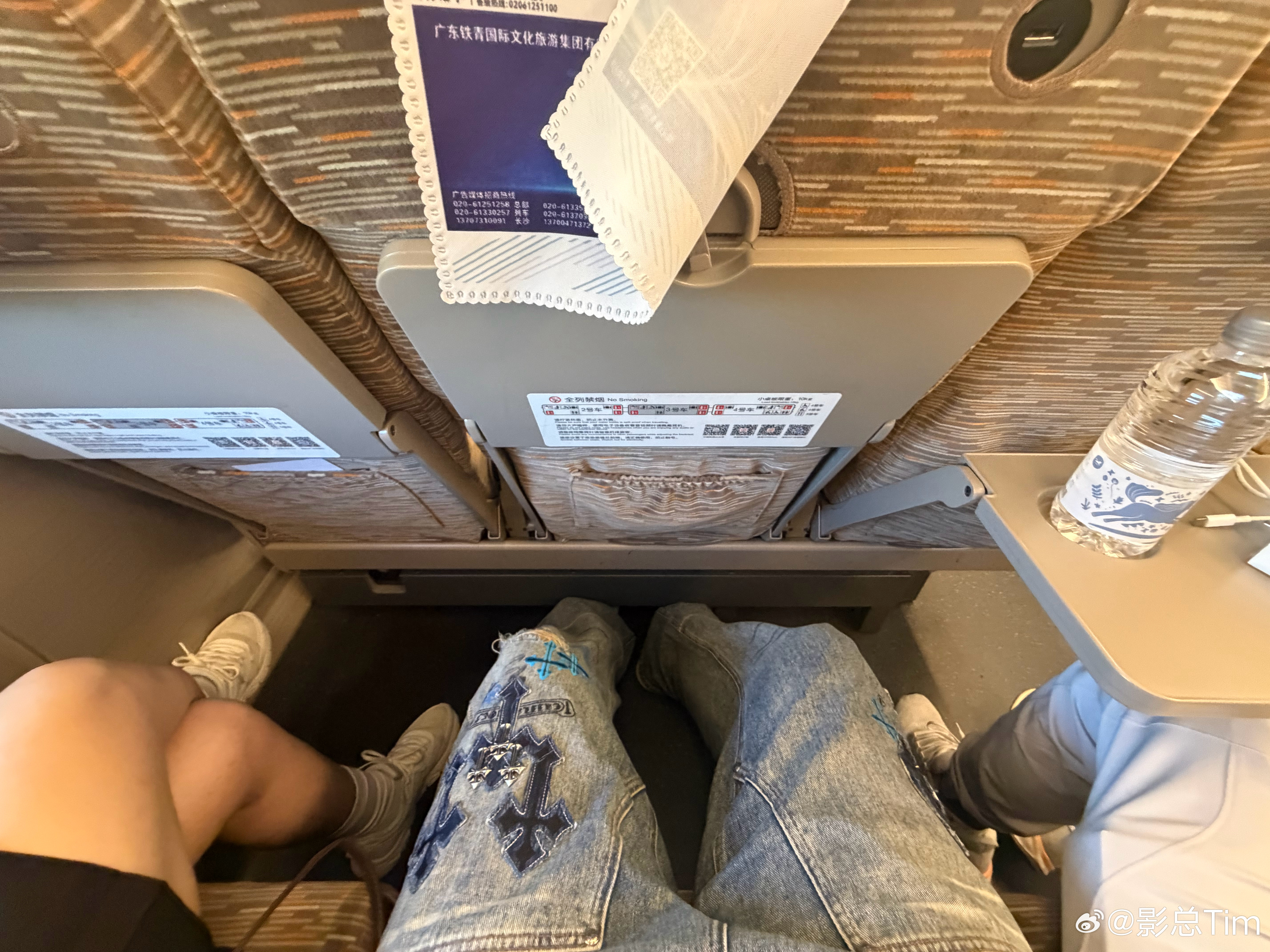 有的商旅真的是一言难尽，我这么大个子，订个高铁票给我选个夹中间的位置，你定的时候