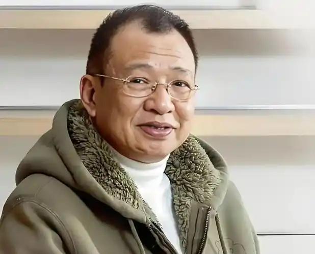 演员许绍雄的离世令人深感惋惜与不舍。他以“金牌绿叶”的身份剧中塑造了众多深入人心