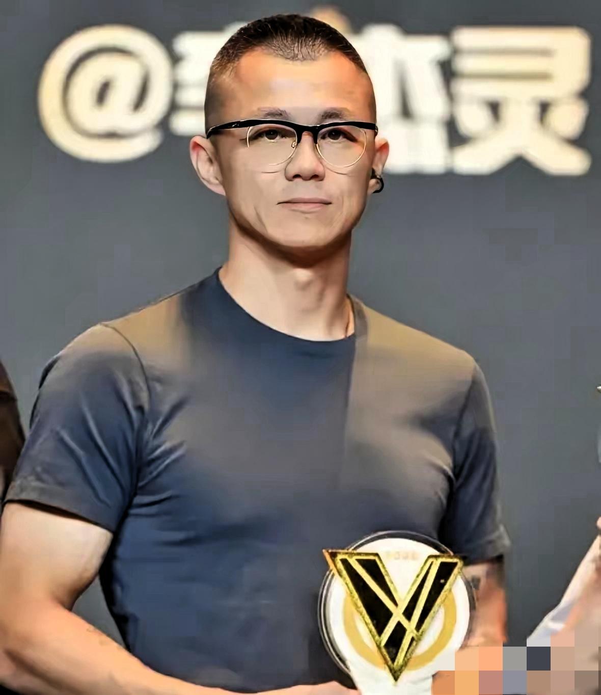 真的被网红陈震的双面操作恶心到了！

打工人每个月工资里的个税一分不少缴，支撑着