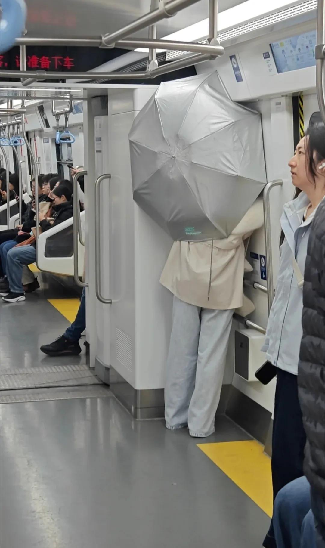 地铁上遇到社恐一枚，不得不说这样真的很有安全感，但是角落要是被占满了怎么办？