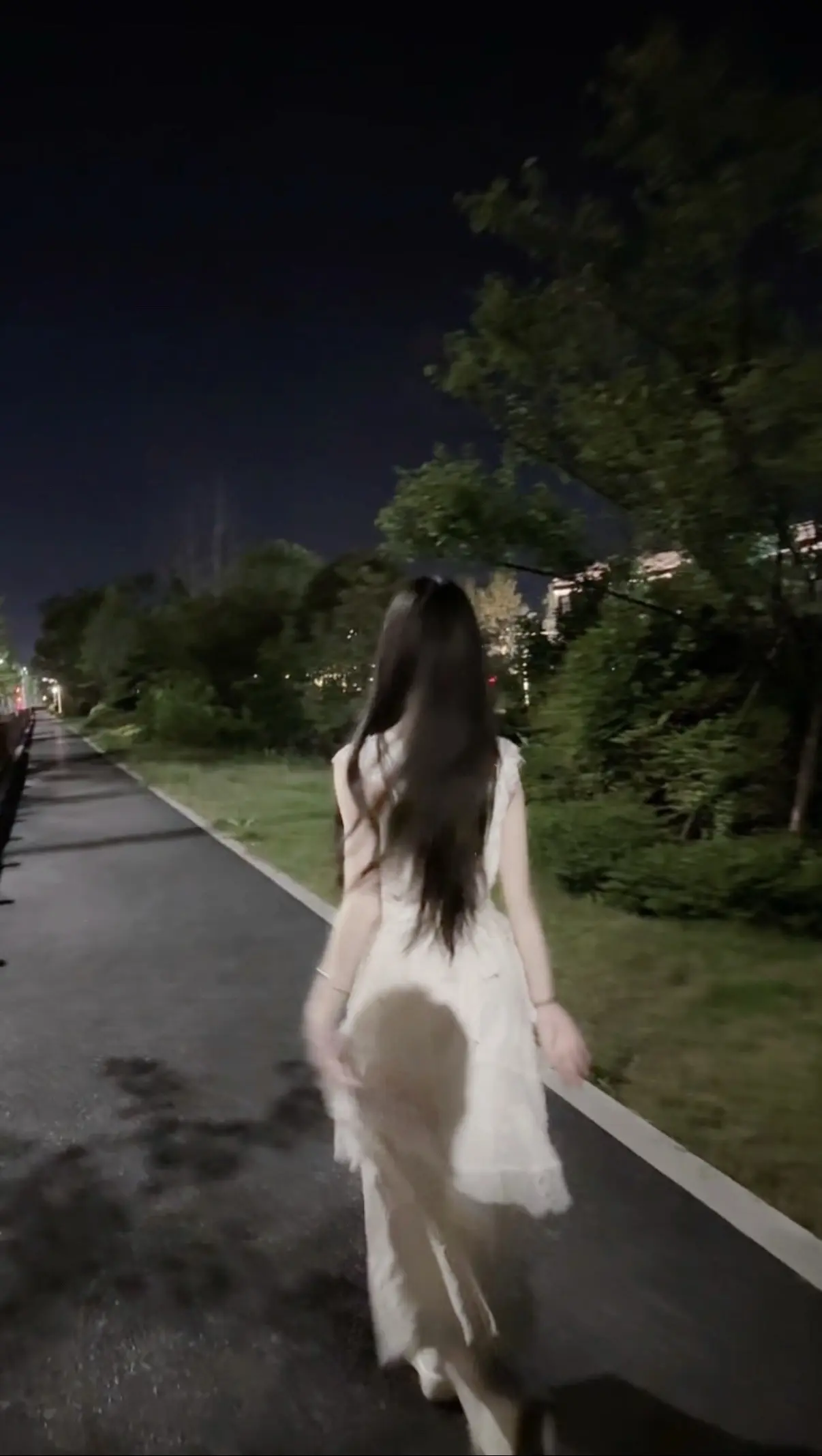 我看着你背影 想开口