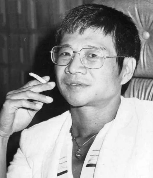 1957年，倪匡伪造多种公章、证件、介绍信，由内蒙古畏罪潜逃至广州，七月间偷渡至