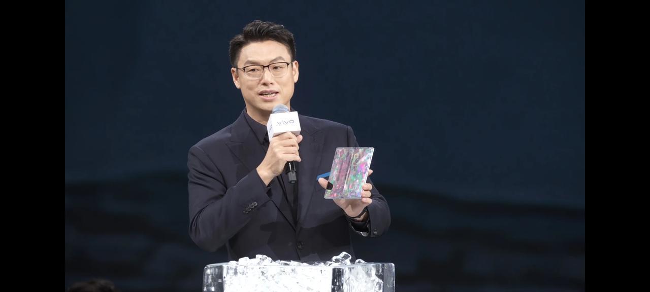 所谓的vivo X Fold3花屏，其实是现场灯光和握持角度的问题，并没有冻一下
