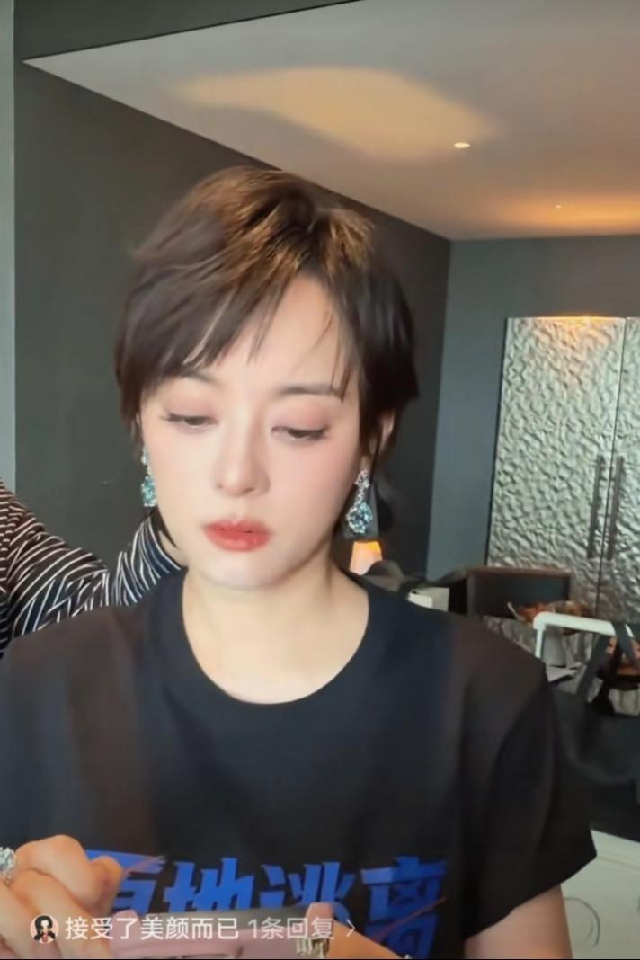 猛一看鼻子像迪丽热巴，娘娘又变漂亮了，清爽，阳光，洒脱，漂亮，比扮演甄嬛的时候还
