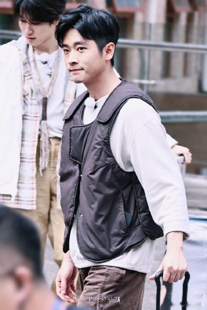 #丞磊工装马甲look##丞磊工装休闲风# 丞磊前往云南录制《奔跑吧》节目，路透