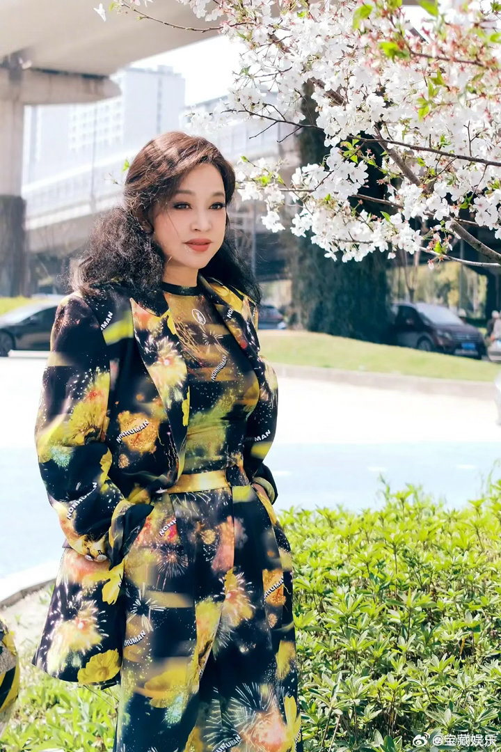 刘晓庆线下活动状态刘晓庆活动穿了短裙 刘晓庆把“优雅老去”玩出了新花样！酒红色夹