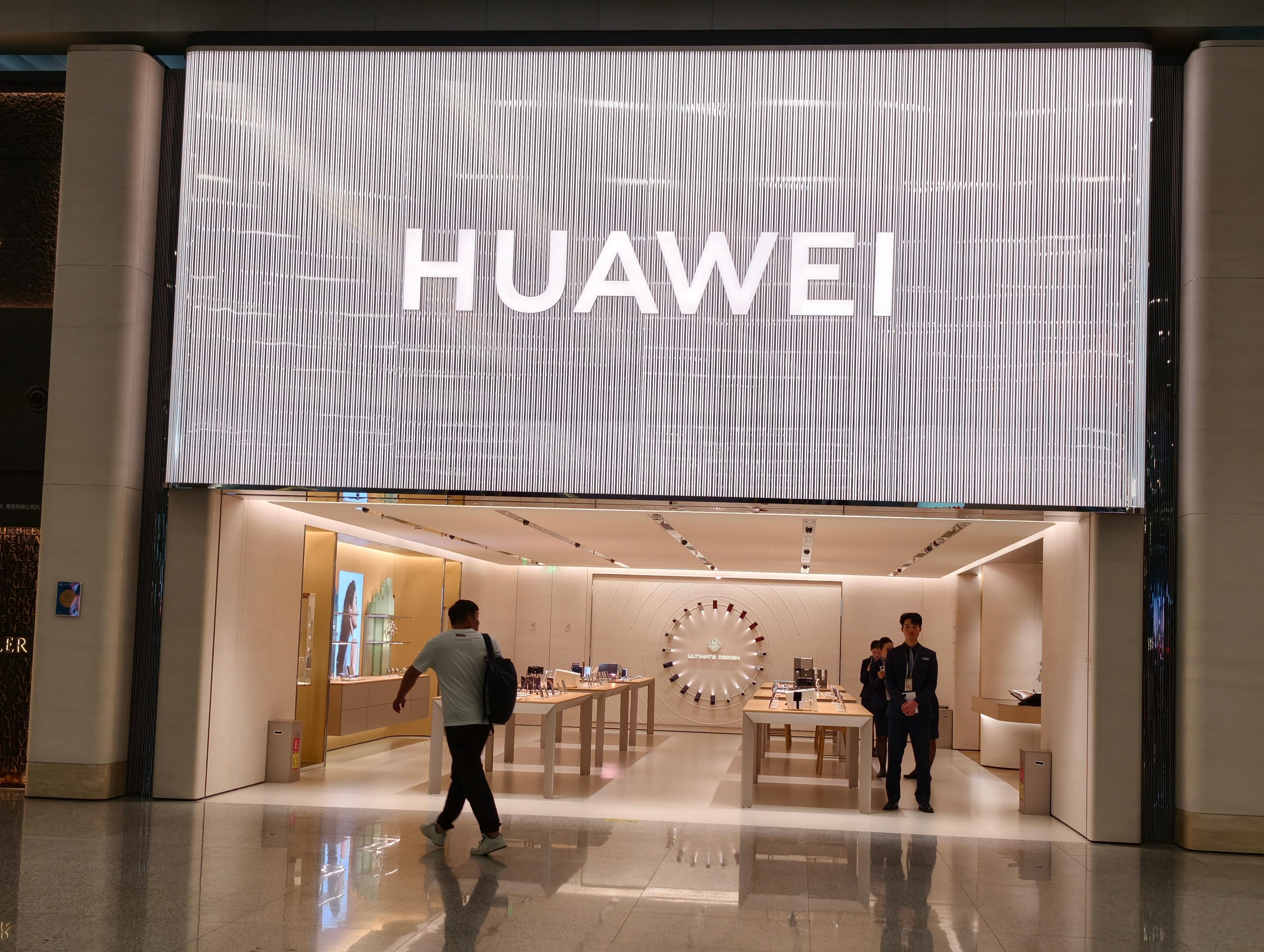 华为浦东机场的店，这是按照奢侈品品牌的标准打造的门面啊！ 