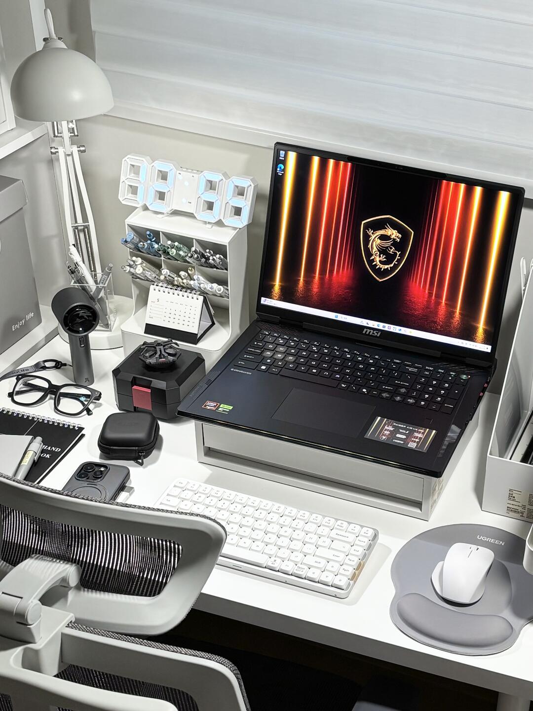 我的书桌上藏着一只性能小怪兽！