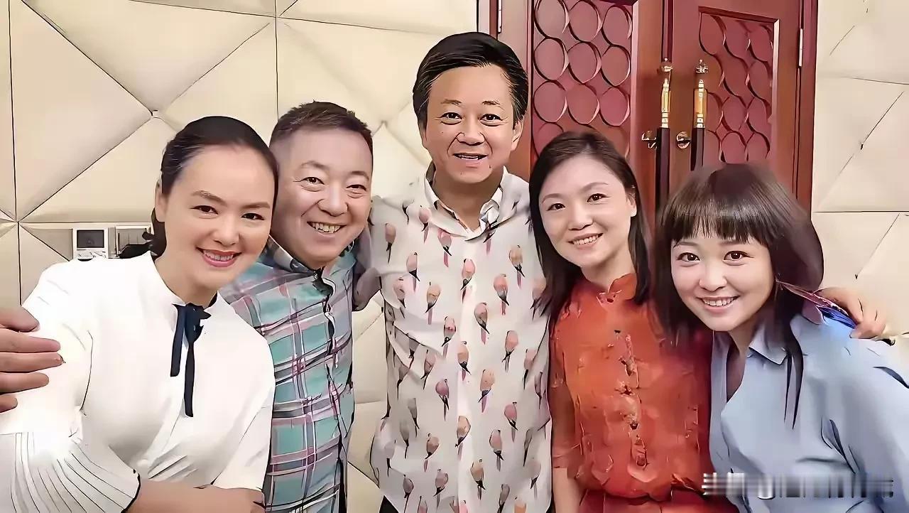 朱军是目前主持春晚最多的男主持人，他的右手边是少儿频道的主持人董浩和孙小梅；可他