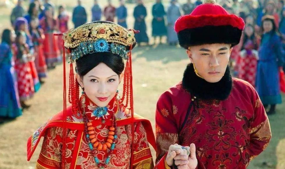 古代皇帝大婚、第一次行房事，基本都有人提前教，而且是一套非常成熟、细致的制度，不