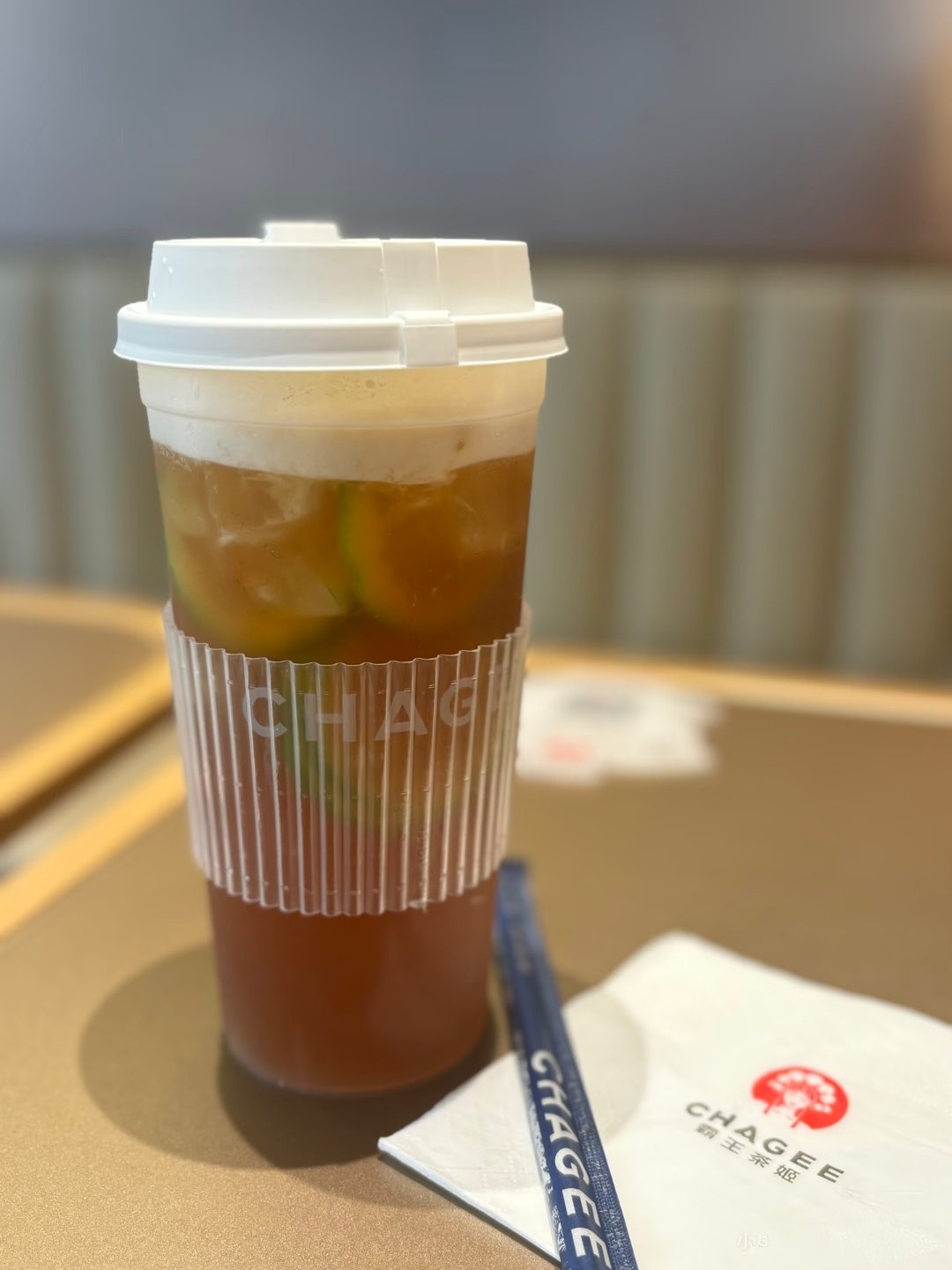 霸王茶姬霸王茶姬茶姬的那个琥珀光，冰冰凉凉，带点茶香和淡淡的柠檬味🍋，一口下去