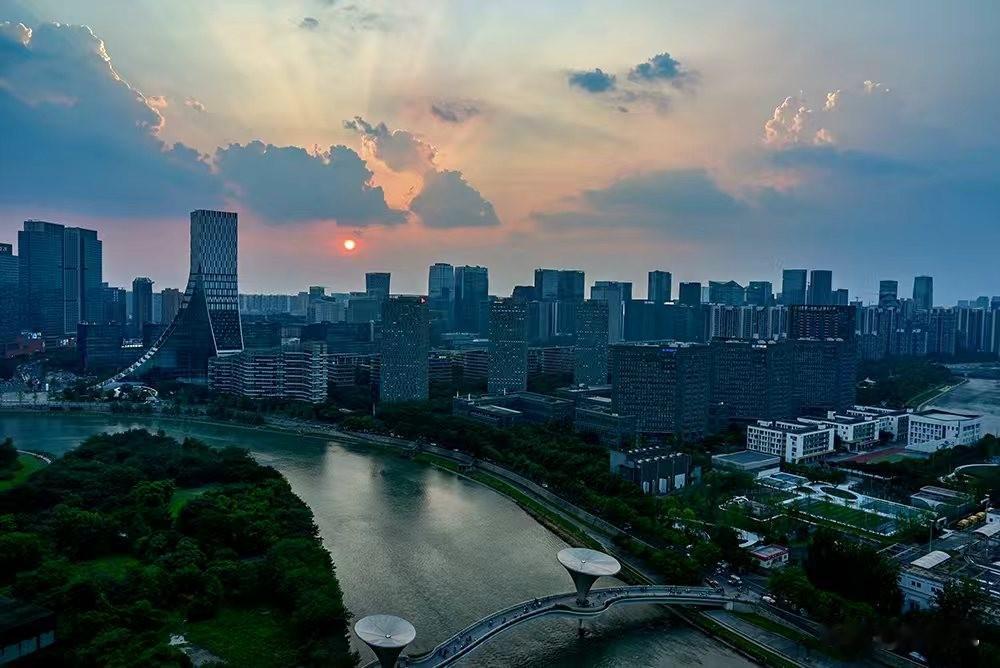 路过的发一张城市的晚霞夕阳悬于天际，晕染出橙粉与青蓝交织的暮云，光缕穿透云层洒落