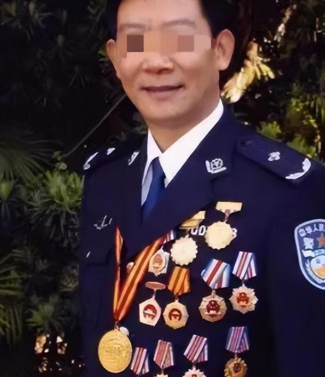 1992年，一位卧底多次的缉毒警受邀颁奖，没想到主办方却突然直播，结果导致英雄被