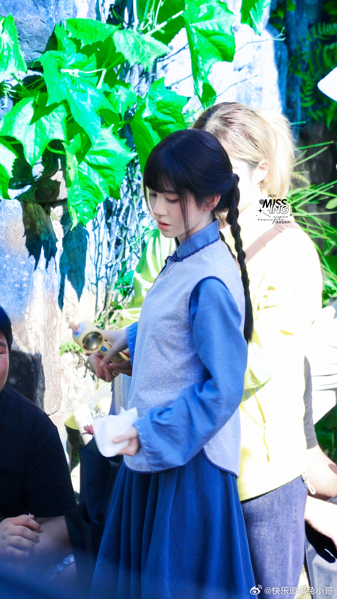 鞠婧祎顶着这张脸去屠村吗 齐刘海双麻花辫看着软萌乖巧，眼神里却藏着杀伐果断的劲儿