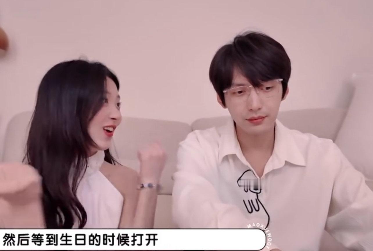 周佑凌现在只觉得边伯贤有威胁了吧周佑凌一边夹菜一边记住柳柳喜欢的手表 看毛雪汪陪