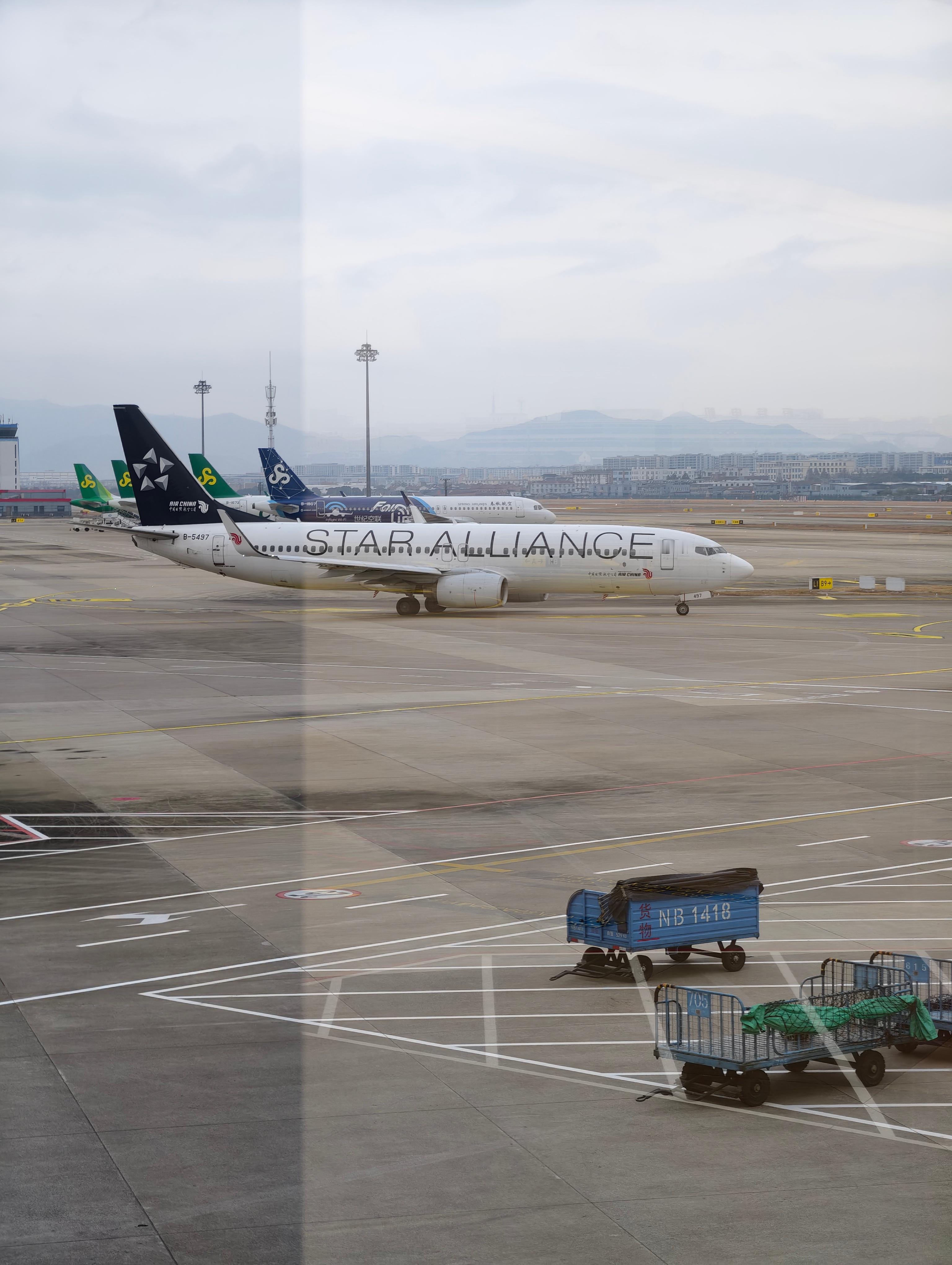 再见了，宁波！第一次看到飞机行李架贴了这么多广告的 宁波·宁波栎社国际机场