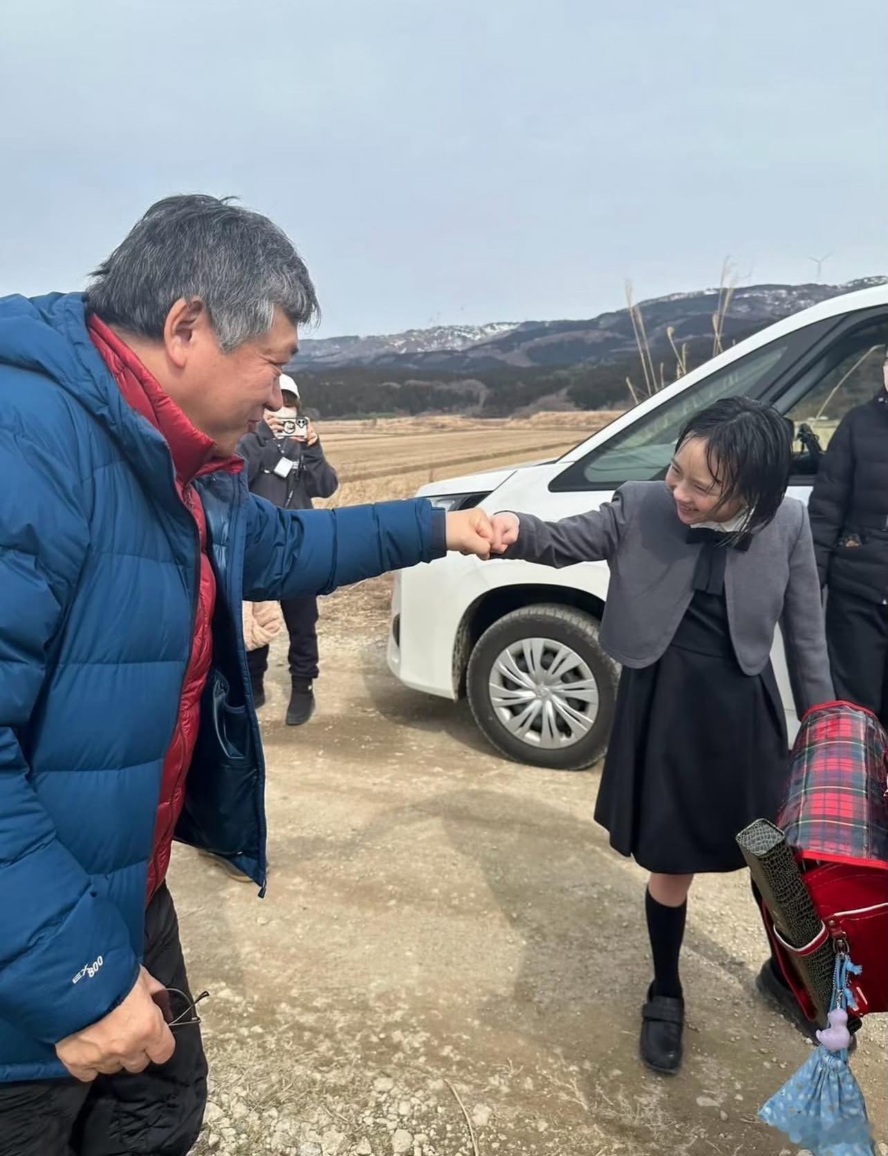 每次看到是枝裕和跟小演员们互动的片场照，都觉得很温暖。 ​​​