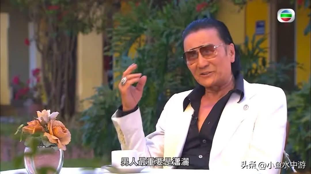 彼时年近七十的他，依旧西装笔挺、身形紧致。“有时候我起床对着镜子自问：‘谢老四，