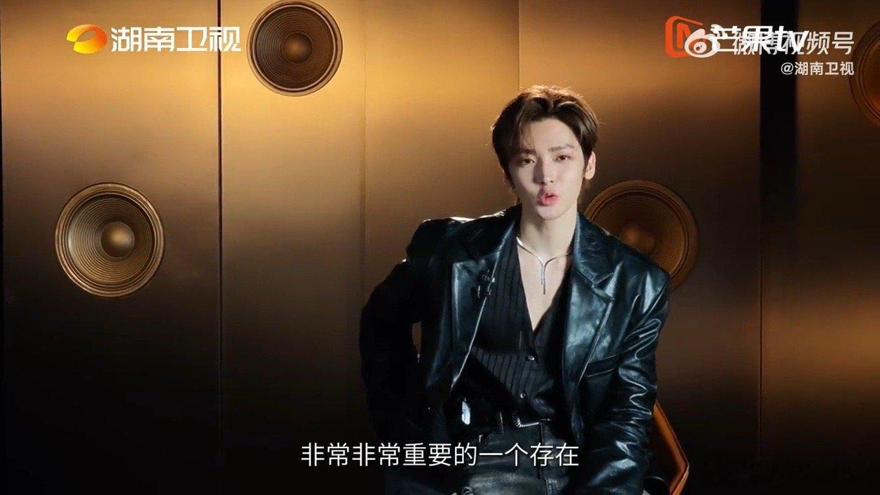 眼眶泛红依旧微笑鞠躬，少年的温柔与修养一览无余。侯明昊赛后回应歌手淘汰歌手202