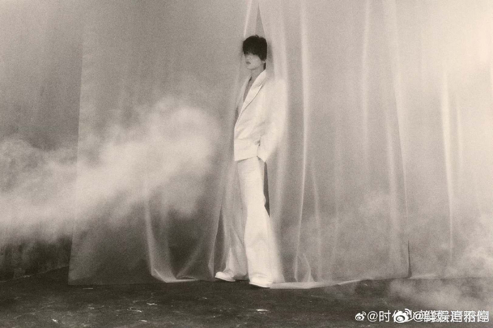 严浩翔白色深v西装 严浩翔白西装胸口戴花 谁比严浩翔更懂氛围感大片！白西装深v造