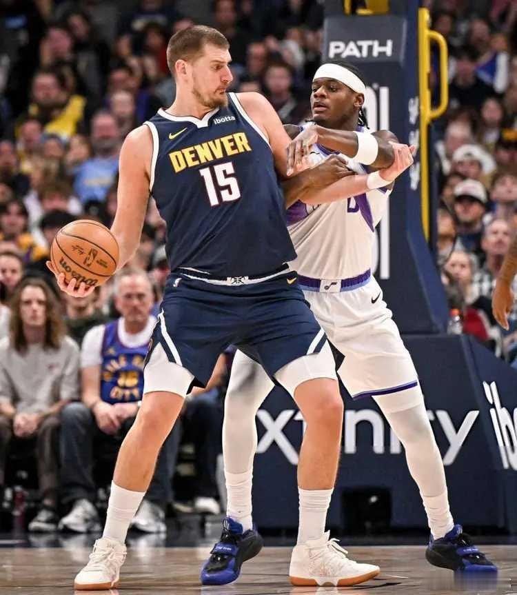 北京时间12月23日，NBA常规赛继续进行。在今天一场西部对决中，掘金队主场13