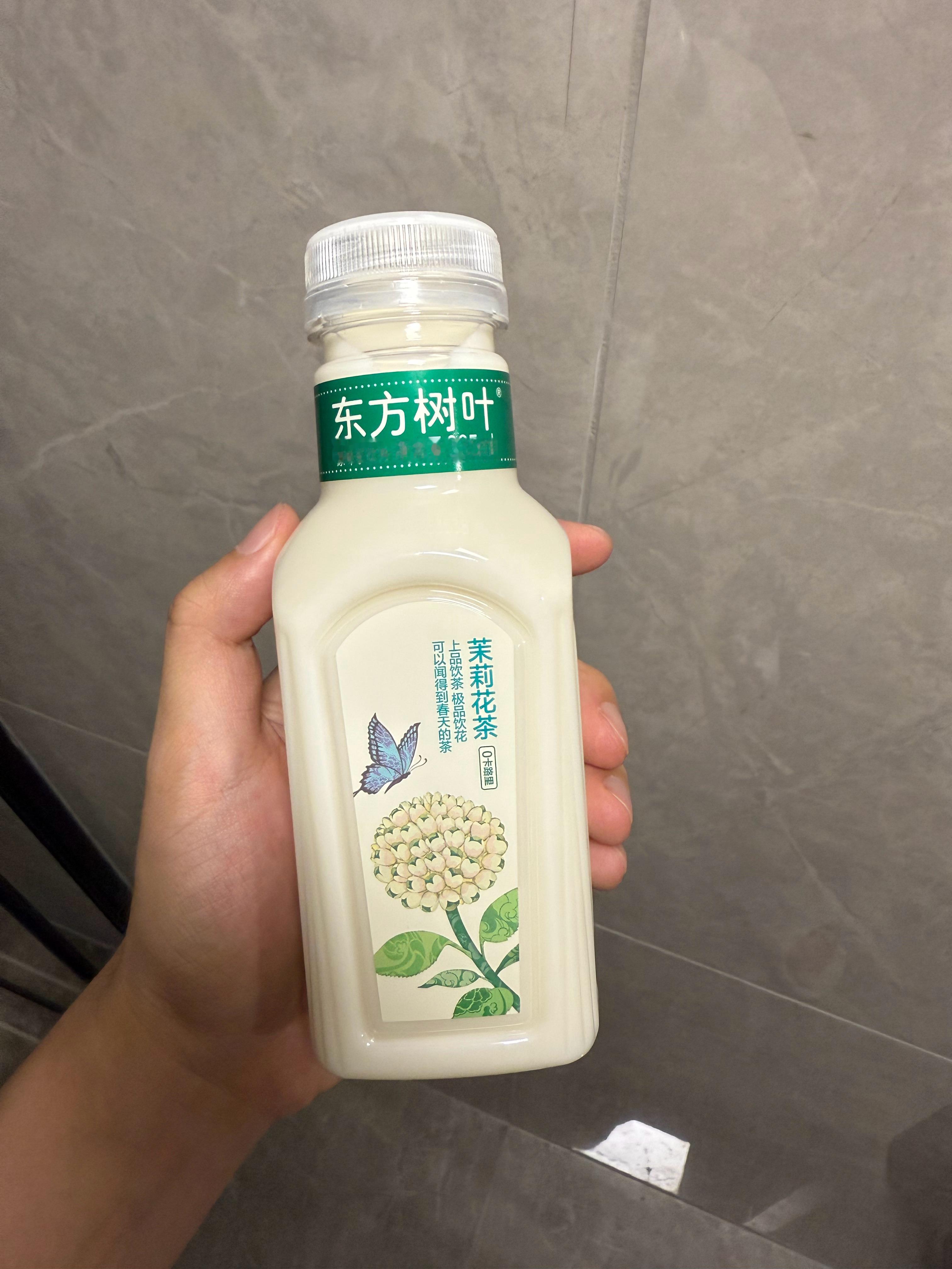 牛奶加茉莉花茶，据说有减肥功效喝之前记录一下，此刻心情很平静 ​​​