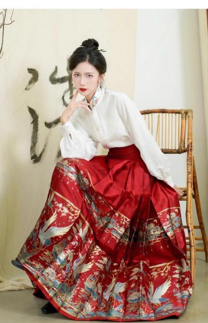 马面裙以其独特的东方韵味和时尚设计，展现出东方女性独特的魅力和审美态度。