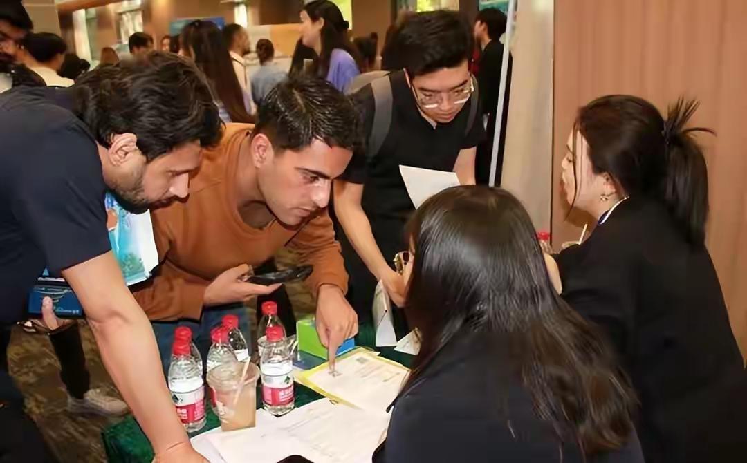 中美夹缝里，这届中国留学生太熬人了！2025年美国对理工科签证层层卡关，留美工作