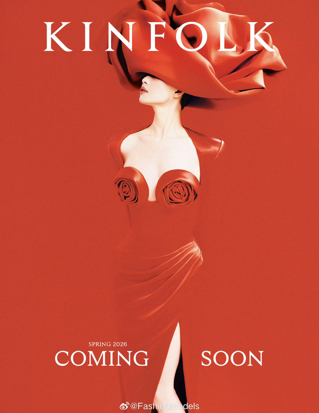 倪妮这个肌肉线条倪妮肌肉 利落盘发搭配黑金配饰，倪妮的背肌线条清晰又充满力量，在