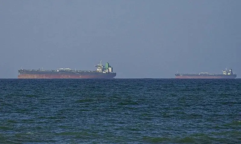 据环球时报报道，伊朗伊斯兰革命卫队海军向两艘悬挂印度国旗的大型船只开火，事发阿曼