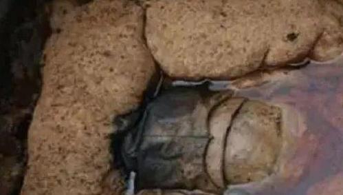 1988年9月，江西德安县出土了一女尸，当考古人员小心翼翼地褪下她的衣服时，竟然