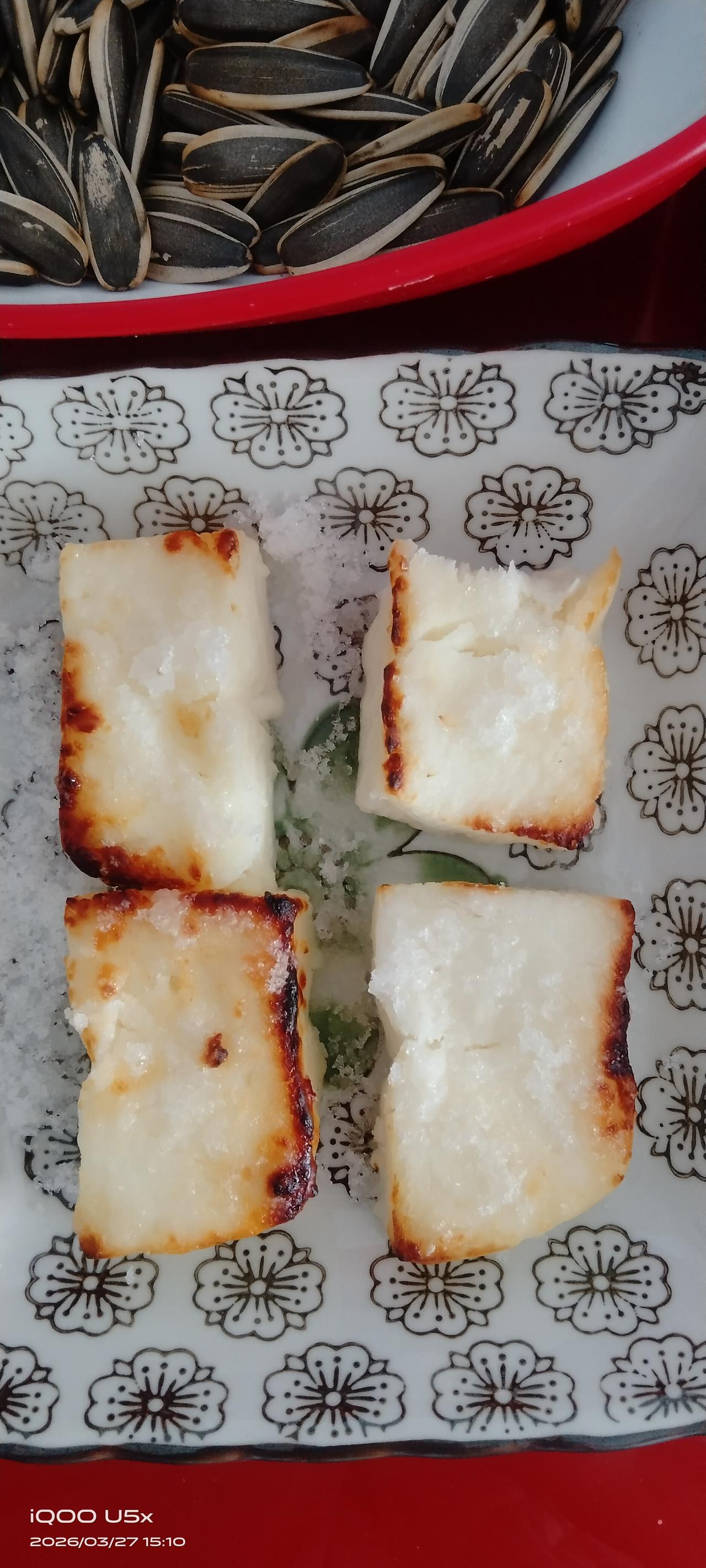 我家老伴儿不爱喝牛奶，说喝完肚子胀，我便给他换成吃奶豆腐。
他还嫌奶豆腐有渣渣，