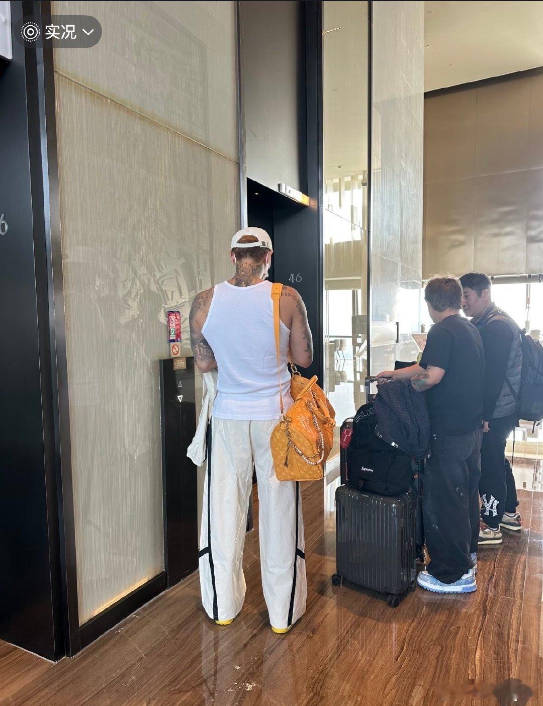 以为黄子韬是很潮的老外 笑晕在评论区！网友偶遇黄子韬，第一眼没认出来，还以为是位