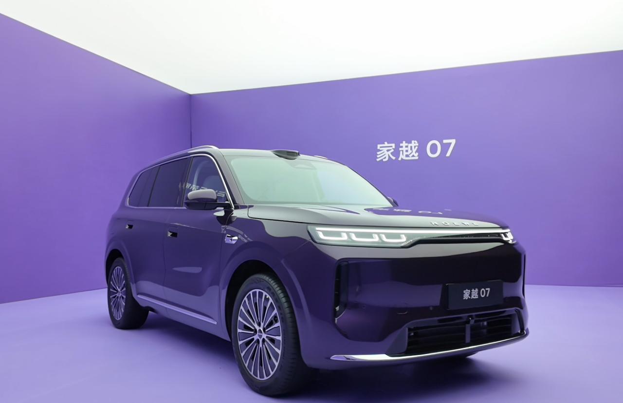 9770、8448、5480，这是荣威近3个月的销量数据，反观自家的兄弟品牌MG