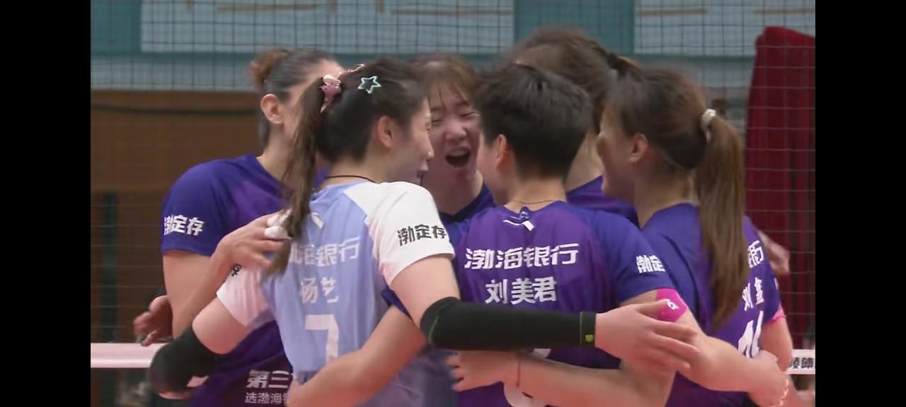 天津女排在客场以3比2的比分战胜北京女排，喜迎排超联赛开门红。今日这场京津之战是