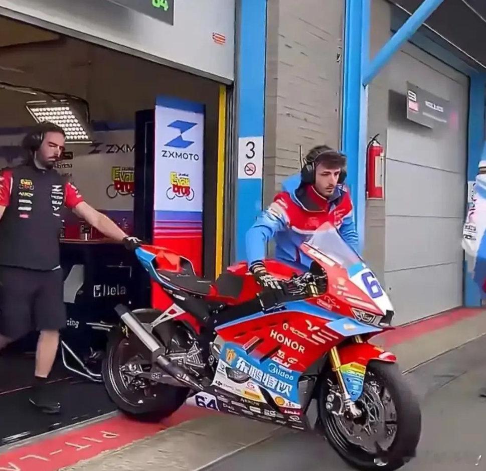 张雪机车  WSBK荷兰站，国产硬核力量集体出征，太霸气了。美的、大疆、荣耀和东