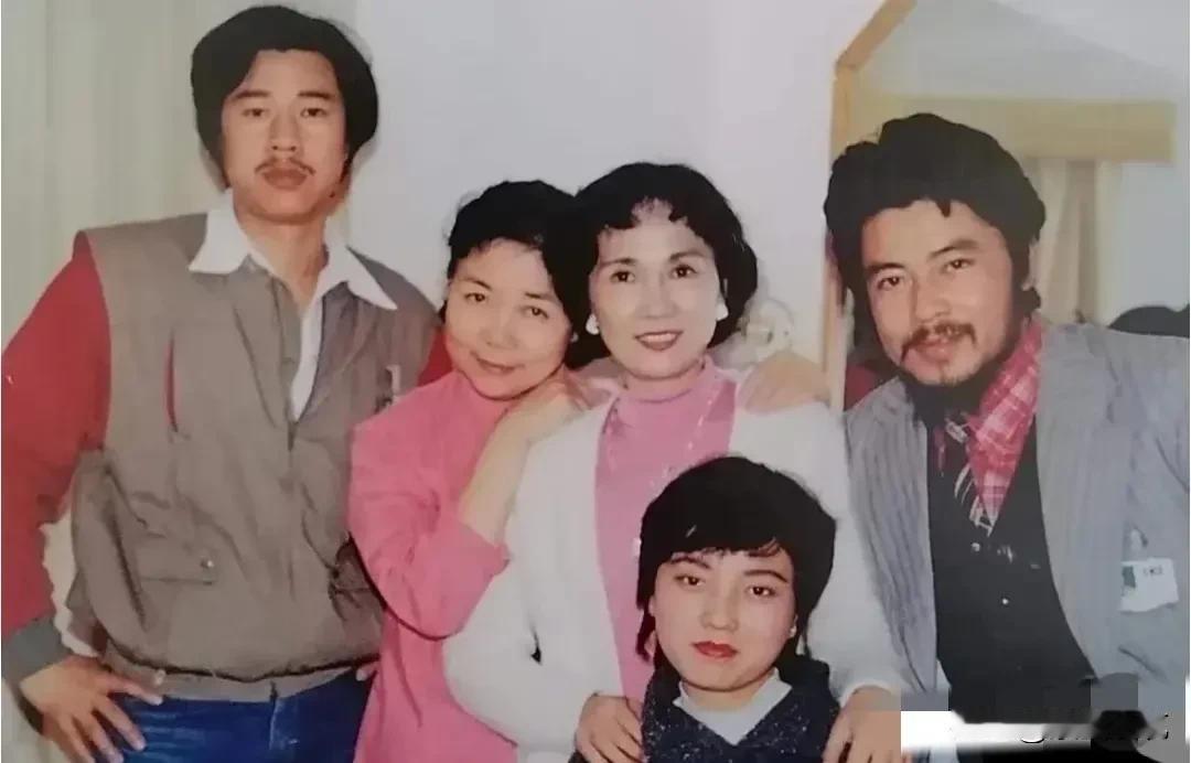 能认全他们的，必定是老影迷了！
我只认识张丰毅、田华和颜世魁，还差两位，有谁可以