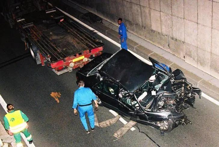 哈里王子获得了“年度人道主义者”奖杯，继承了母亲的精神遗产，梅根心眼子比蜂窝煤还